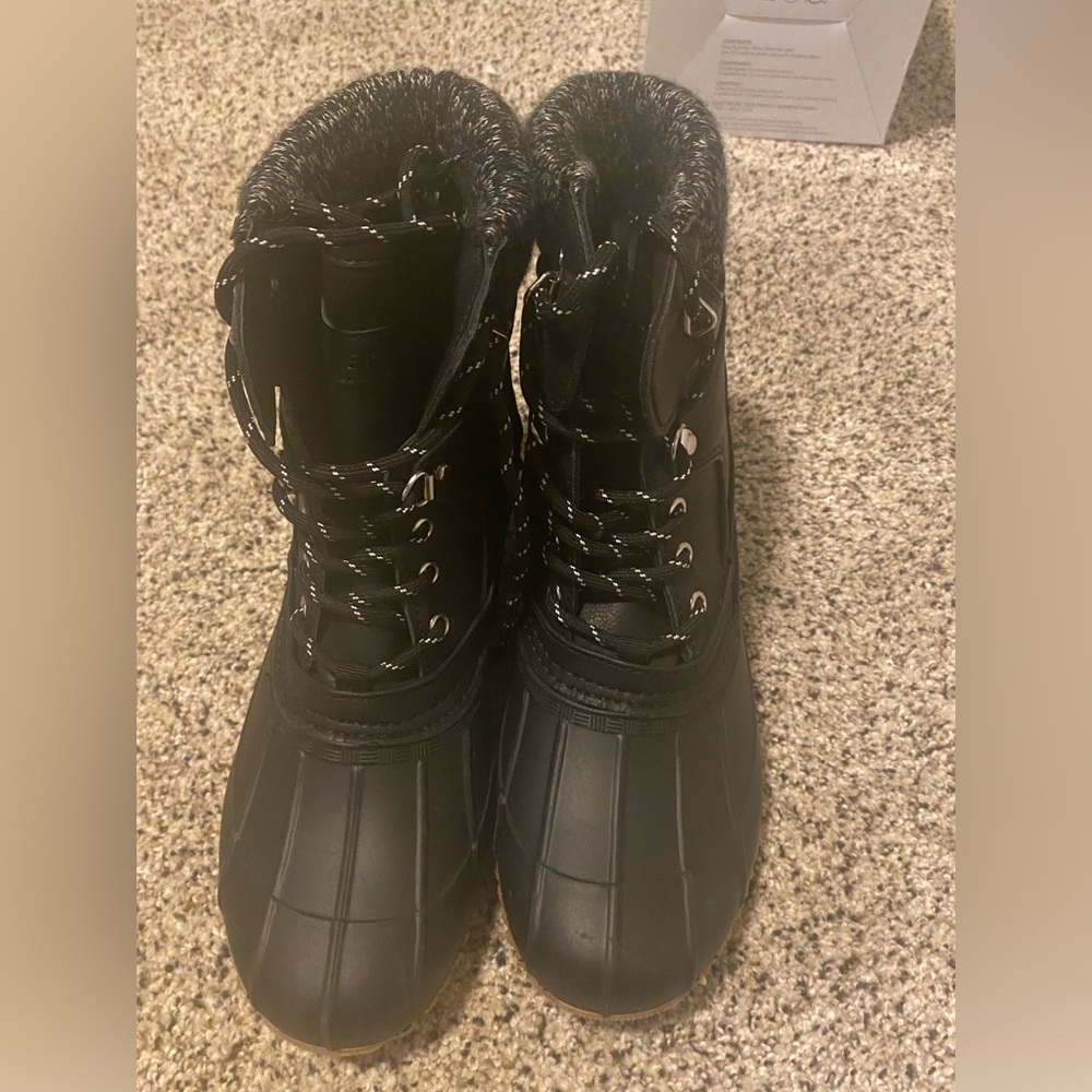Tommy Hilfiger snow boots size 8M, brand new